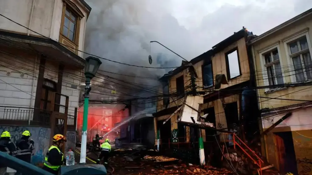 Incendio en centro histórico de Valparaíso deja dos desaparecidos y al menos un herido grave, Atom