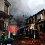 Incendio en centro histórico de Valparaíso deja dos desaparecidos y al menos un herido grave, Atom