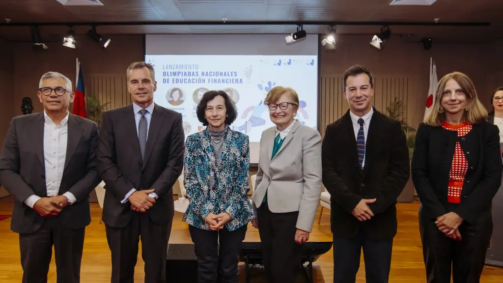 La ceremonia de lanzamiento fue encabezada por la Presidenta del BCCh, Rosanna Costa, y el Presidente de INACAP, Manuel Olivares, y contó con la participación de la Vicepresidenta del BCCh y Consejera del CSF, Stephanie Griffith-Jones, y el Rector de INACAP, Lucas Palacios, junto con directivos de ambas instituciones, entre otros asistentes.