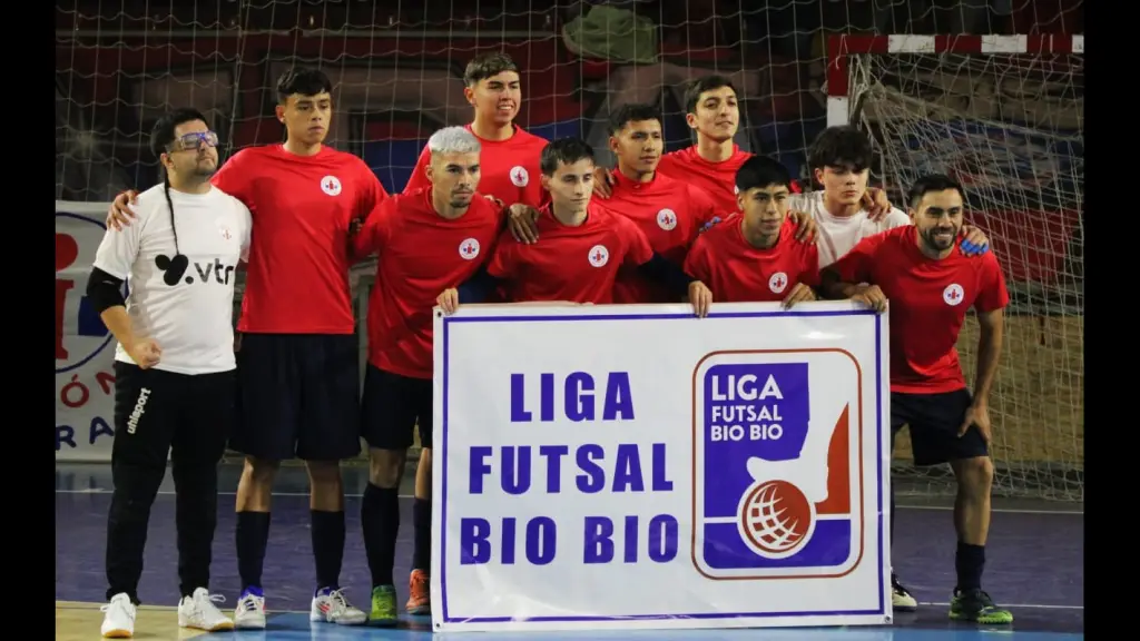 El equipo de Iberia, con camiseta roja, debutó en la Liga con un aplastante triunfo, La Tribuna