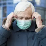 Si un adulto mayor contrae una enfermedad respiratoria sin recibir tratamiento oportuno, las consecuencias pueden ser graves. , Freepik