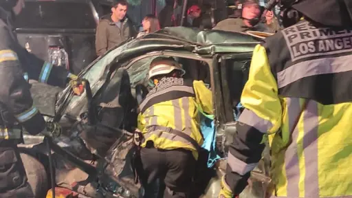 Colisión vehicular dejó un lesionado atrapado en céntrica intersección de Los Ángeles