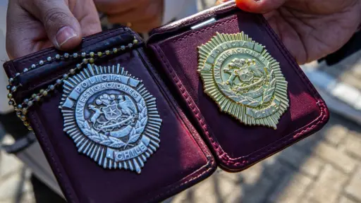 Capturan a tres sujetos por vender placas falsas de Carabineros y FF.AA. a través de redes sociales