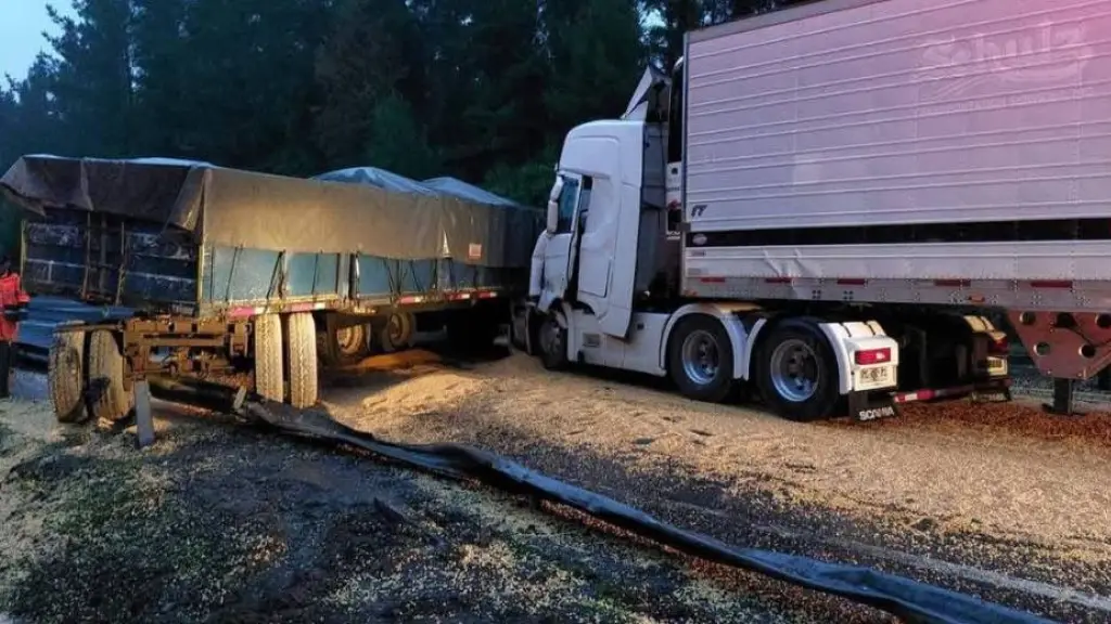 Colisión entre dos camiones dejó a dos heridos en la Ruta 5 Sur, cedida