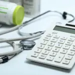 Valenzuela sostuvo que el GORE no tiene la obligación ni capacidad estructural para sostener la carga financiera en materia de salud. , Freepik 