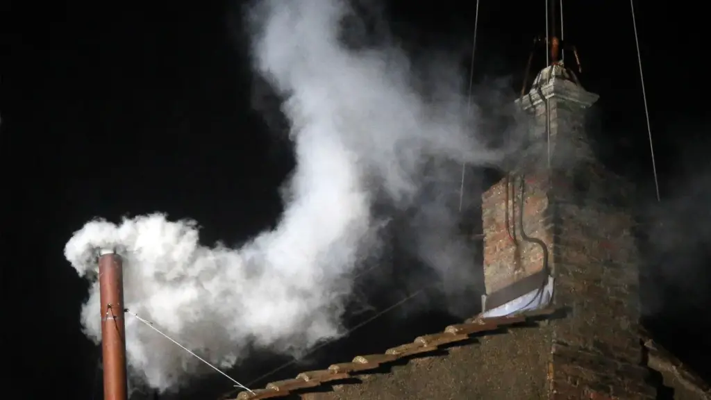 El humo blanco que sale de la chimenea del tejado de la Capilla Sixtina en el Vaticano señala la elección del nuevo papa., nationalgeographicla.com