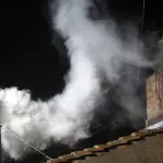 El humo blanco que sale de la chimenea del tejado de la Capilla Sixtina en el Vaticano señala la elección del nuevo papa., nationalgeographicla.com