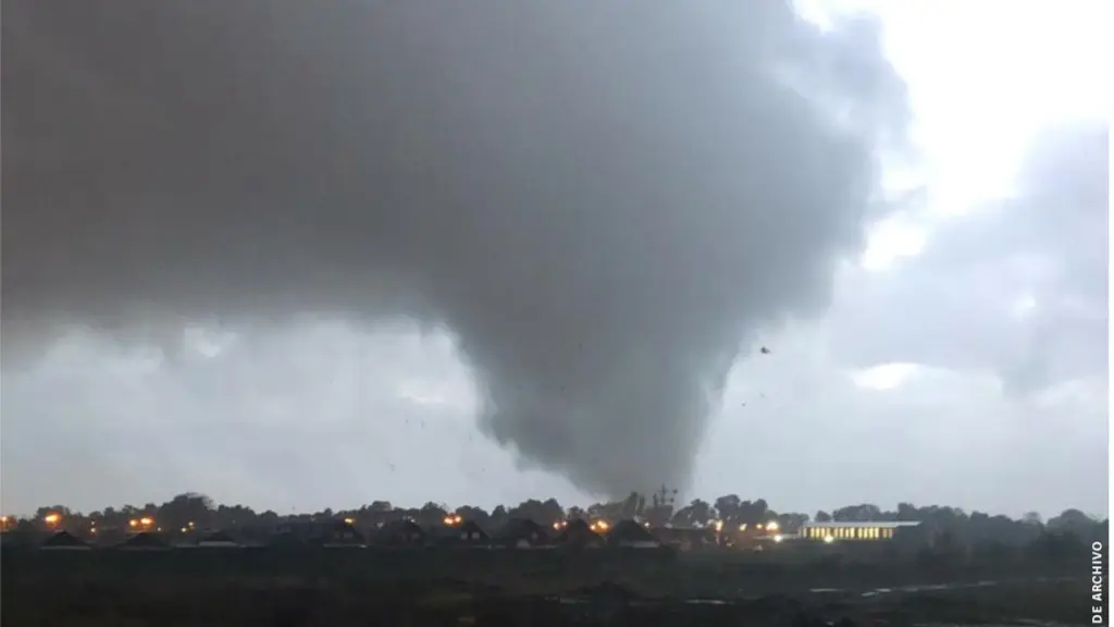El tornado registrado en 1962 en la capital provincial arrasó con árboles, techumbres y la calma rural reinante. , Diario La Tribuna / Archivo