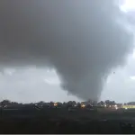 El tornado registrado en 1962 en la capital provincial arrasó con árboles, techumbres y la calma rural reinante. , Diario La Tribuna / Archivo