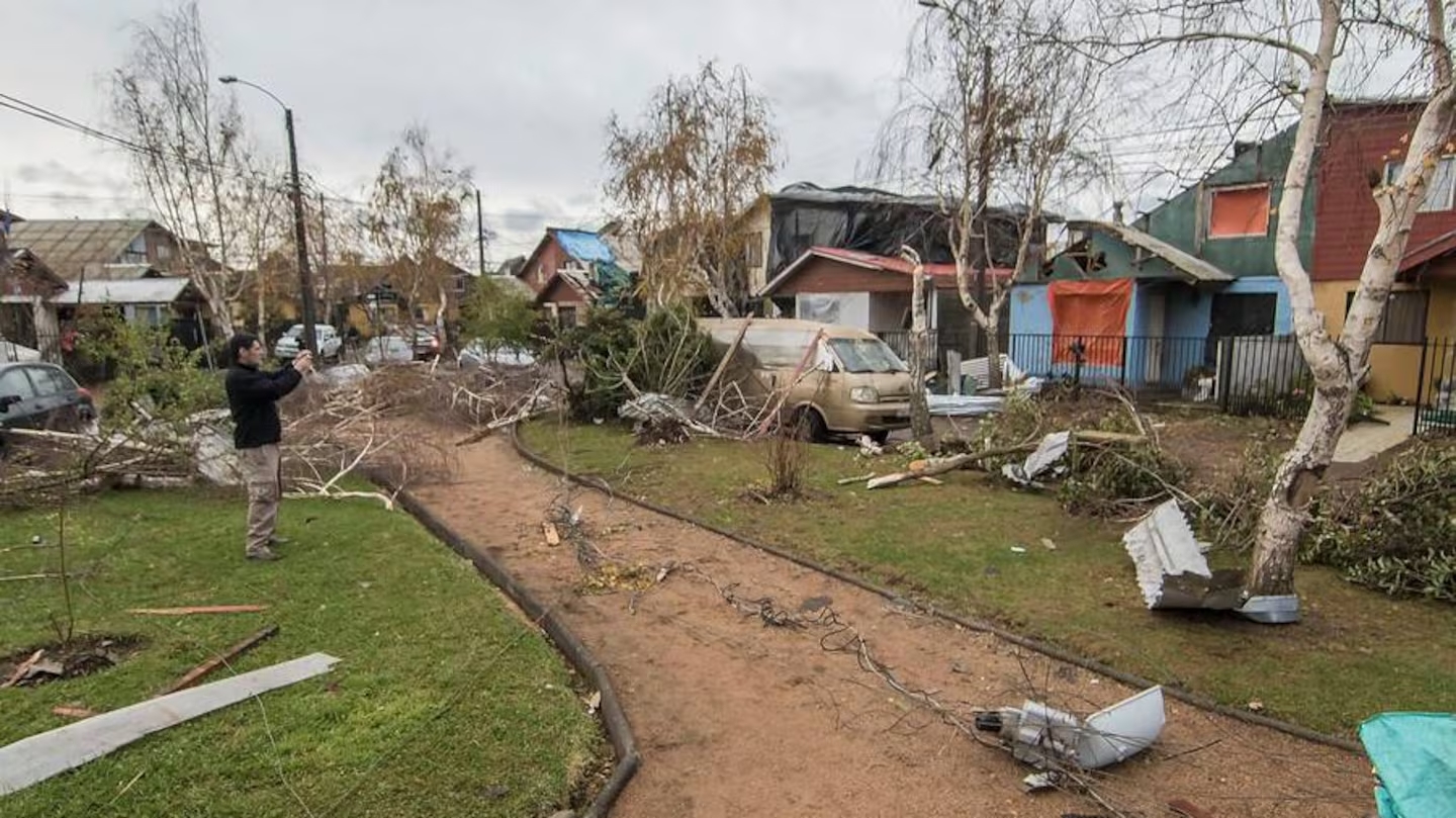 El fenómeno climático averió vehículos, viviendas, árboles y un número cuantioso de alambrado público. / Aton 