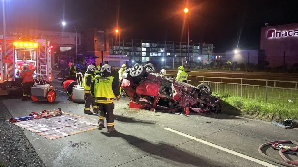 Accidente vial deja un fallecido y un herido grave en autopista Concepción-Talcahuano, Bomberos de Talcahuano