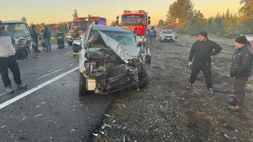 Tres lesionados deja colisión frontal entre dos vehículos en Laja: uno de los conductores no se encontró en el lugar