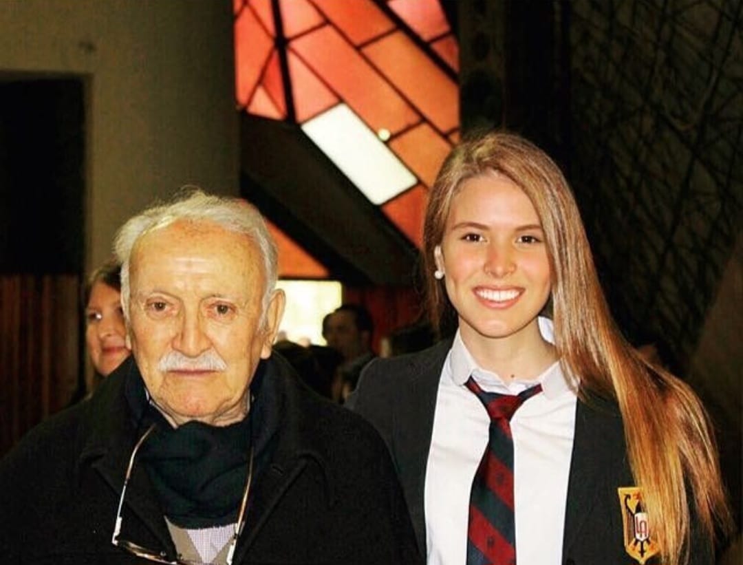 Francisca posa junto a su abuelo, a quien solía visitar en su  / Cedida