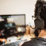 El diseño ligero y las almohadillas de espuma viscoelástica recubiertas de cuero sintético aseguran comodidad durante largas sesiones.