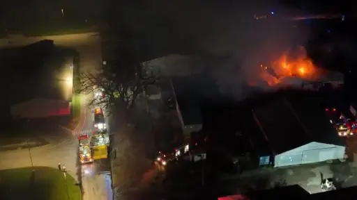 Incendio de gran magnitud afecta a la Compañía Chilena de Fósforos en Retiro
