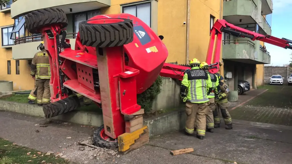 Grua se volcó en Temuco, X