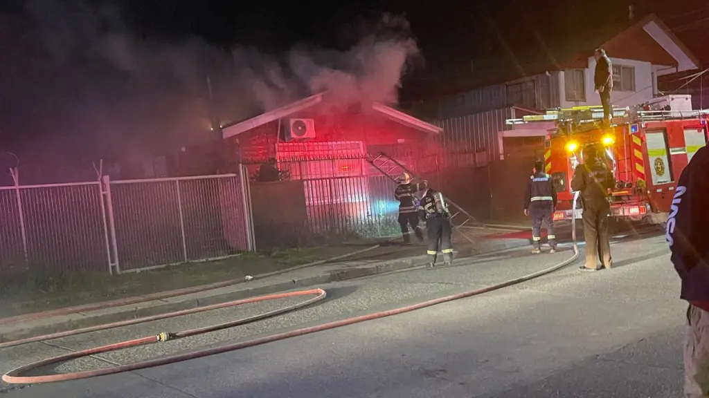 Incendio en vivienda moviliza a Bomberos en pleno centro de Los Ángeles, cedida