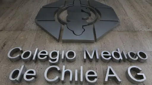 Vicepresidente del Colegio Médico renuncia tras ser vinculado a viajes con licencia médica