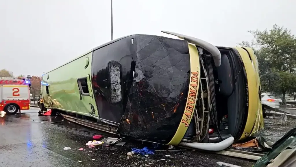 Bus con 44 personas volcó y dejó al menos dos muertos en Ruta 5 Sur de San Fernando, Cedida