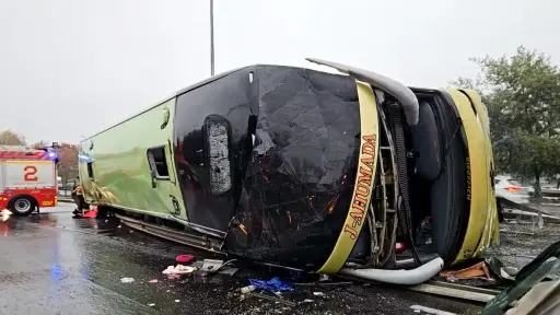 Bus con 44 personas volcó y dejó al menos dos muertos en Ruta 5 Sur de San Fernando