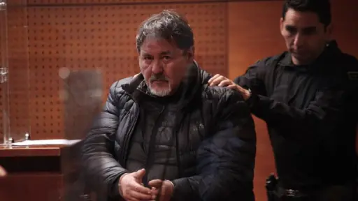 Prisión preventiva para conductor que atropelló y mató a dos trabajadores en servicentro de Providencia