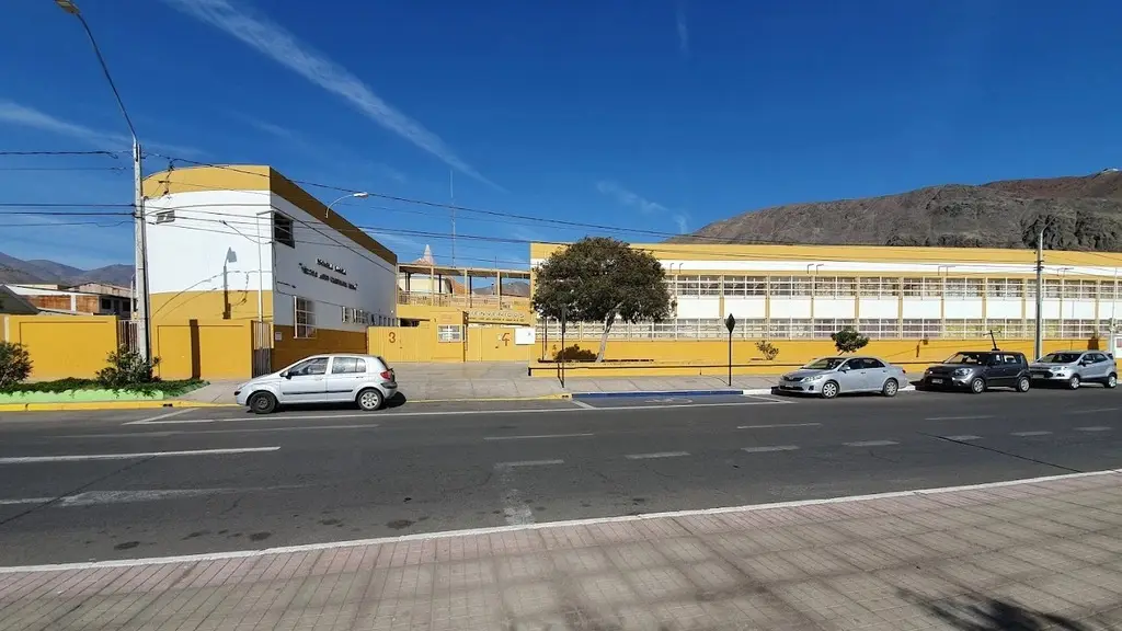 El profesional ingresó una denuncia ante el Juzgado de Familia., Escuela Víctor Hugo Carvajal