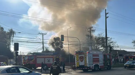 Incendio consume casa esquina en Laguna Verde con Sor Vicenta