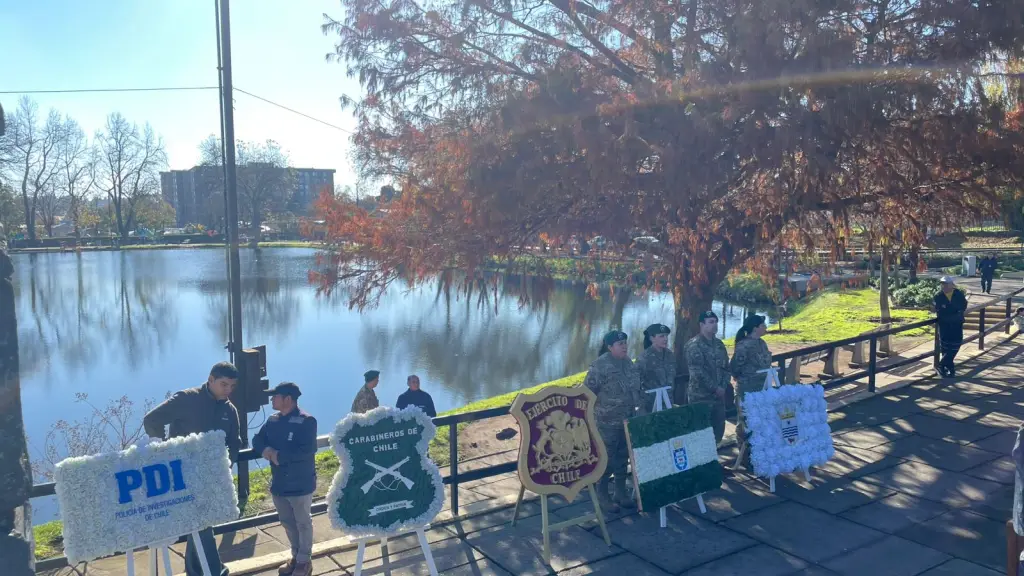 Las autoridades destacaron los valores patrios representados por Arturo Prat durante el acto efectuado en laguna Esmeralda., Diario La Tribuna