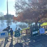 Las autoridades destacaron los valores patrios representados por Arturo Prat durante el acto efectuado en laguna Esmeralda., Diario La Tribuna
