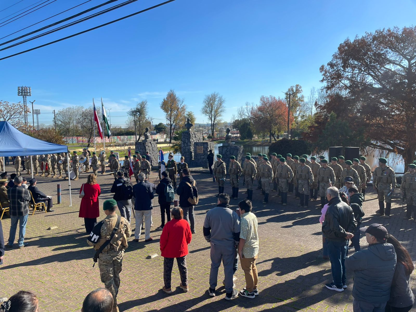 Tras la ceremonia organizada por la Municipalidad de Los Ángeles, hubo un desfile que contó con la participación del Ejército y de Carabineros. / Diario La Tribuna
