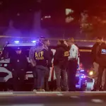 Agentes de policía en el lugar donde dos personas fueron asesinadas a tiros cerca del Museo Judío Capital en Washington, D, C