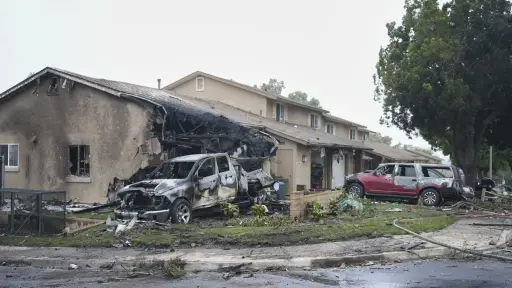 Caída de avión en San Diego deja 15 casas en llamas: accidente ocurrió en zona residencial 