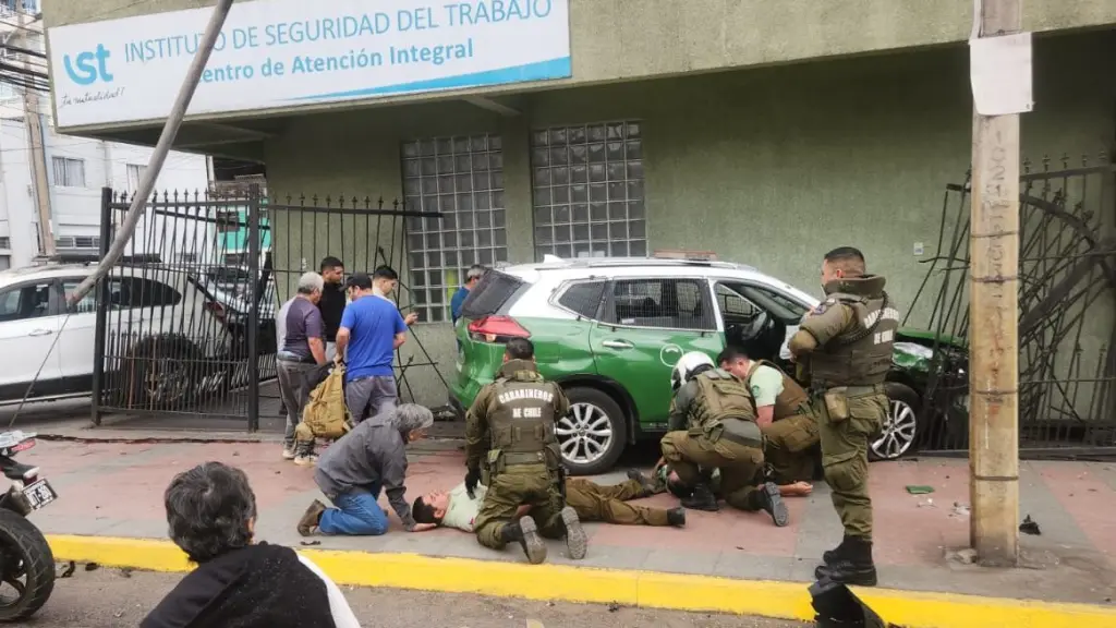 Patrulla de Carabineros quedó incrustada en rejas del IST tras violento choque en Iquique, Carabineros de Chile