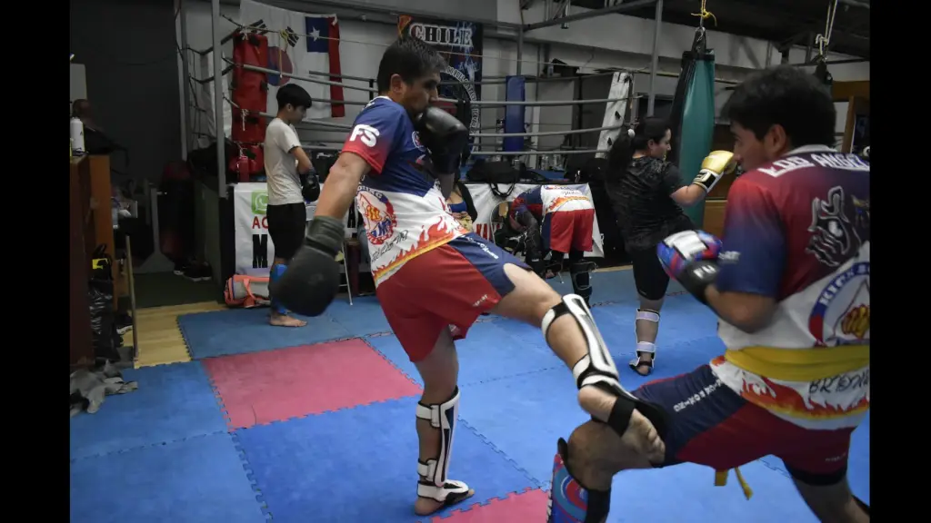 Intensos entrenamientos en la Academia Kickboxing AMB, La Tribuna