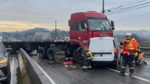 Un fallecido tras choque frontal de camión rampla con vehiculo en Concepción 