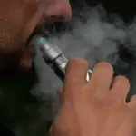 Comienza la regulación del uso y venta de cigarrillos electrónicos en Chile, El País
