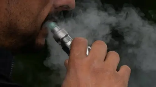 Comienza la regulación del uso y venta de cigarrillos electrónicos en Chile