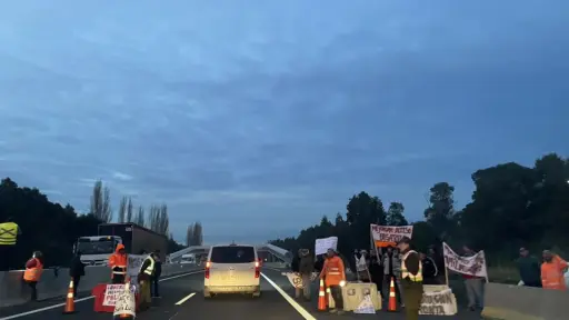 Vecinos de Negrete realizan manifestación pacífica en Ruta Nahuelbuta por mejoras en infraestructura vial