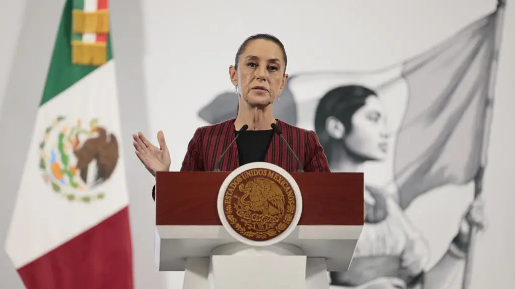 La presidenta de México, Claudia Sheinbaum, habla durante su conferencia de prensa diaria este martes, en Palacio Nacional de la Ciudad de México (México),  EFE/José Méndez