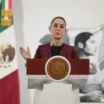 La presidenta de México, Claudia Sheinbaum, habla durante su conferencia de prensa diaria este martes, en Palacio Nacional de la Ciudad de México (México),  EFE/José Méndez

