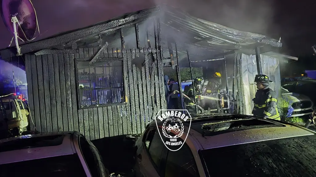 Incendio arrasa con vivienda y destruye siete vehículos en corralón de Los Ángeles, Bomberos de Los Ángeles