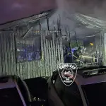 Incendio arrasa con vivienda y destruye siete vehículos en corralón de Los Ángeles, Bomberos de Los Ángeles