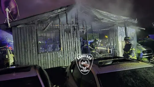 Incendio arrasa con vivienda y destruye siete vehículos en corralón de Los Ángeles