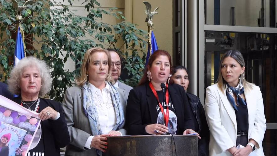 Familiares de Úrsula González durante el acto oficial de la presentación de la ley / Captura
