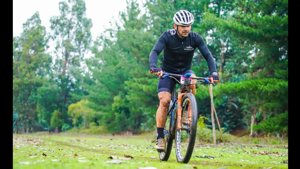 Claudio Sáez, del club Vigtal Chile MTB, sortea uno de los tramos más exigentes del circuito en el Parque La Piedra, La Tribuna