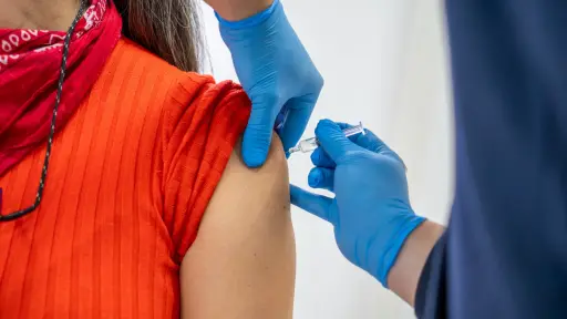 Alerta internacional por nueva variante de Covid-19: expertos llaman a reforzar medidas de prevención y vacunación