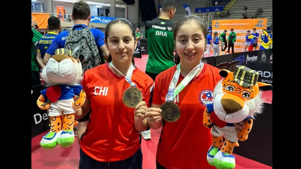 Ignacia Jiménez, junto a su compañera Catalina Ramírez, celebra el título sudamericano en dobles damas U15, La Tribuna