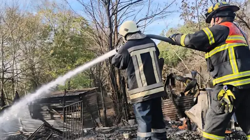 Incendio deja con daños totales a vivienda y camioneta en sector Paraguay en Los Ángeles
