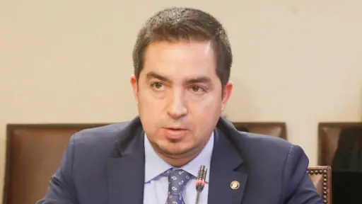 Jefe Nacional de Cibercrimen de la PDI renuncia tras video viral donde aparece dando nalgada a su asistente