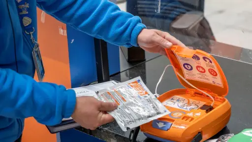 Fiscalizan presencia de desfibriladores en establecimientos de uso público